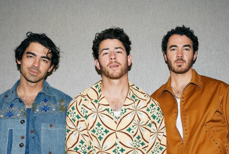 Jonas Brothers chegam ao Brasil para show. Veja como foi o desembarque