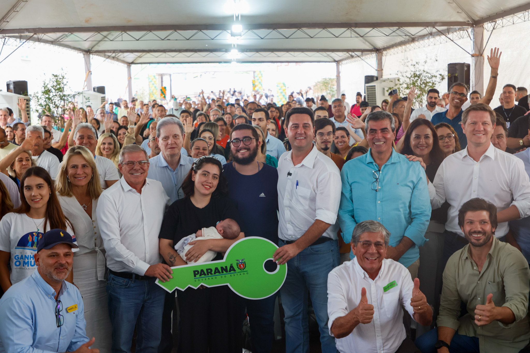 Governador inaugura residencial com 144 apartamentos em Londrina