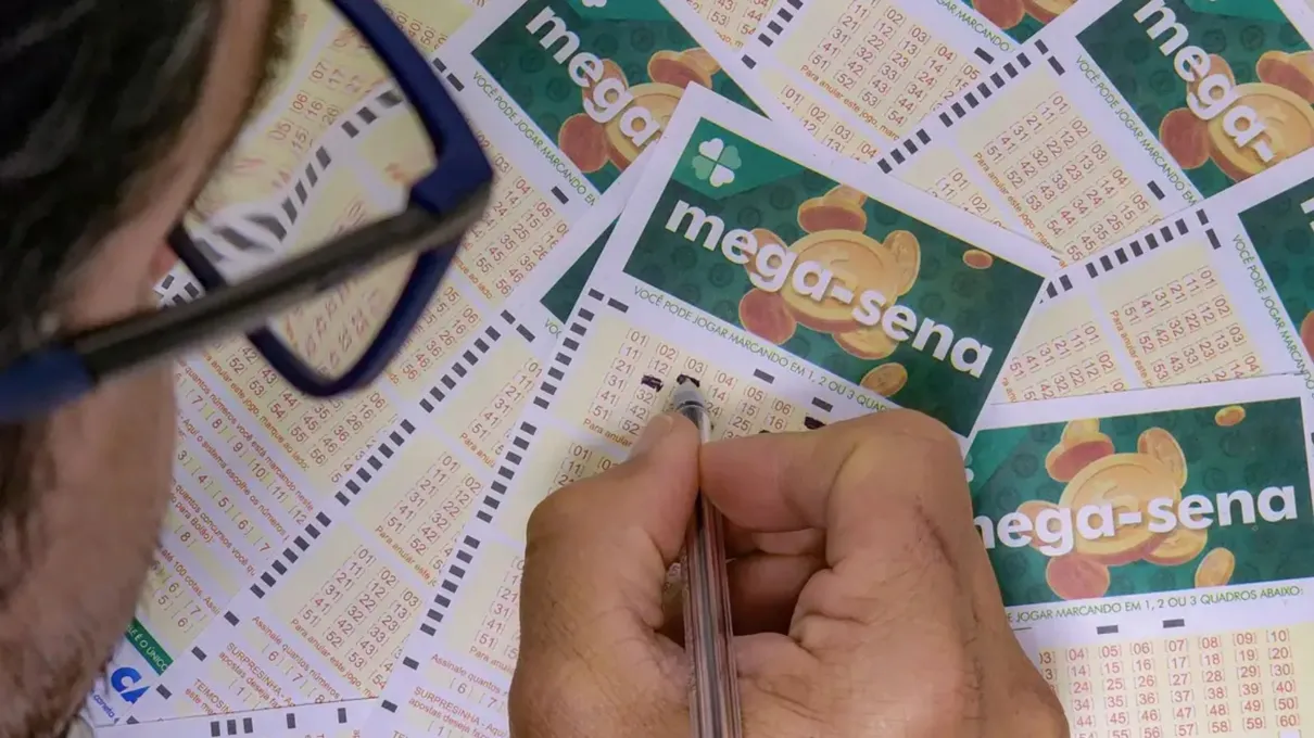 Três apostas acertam as seis dezenas da Mega-Sena