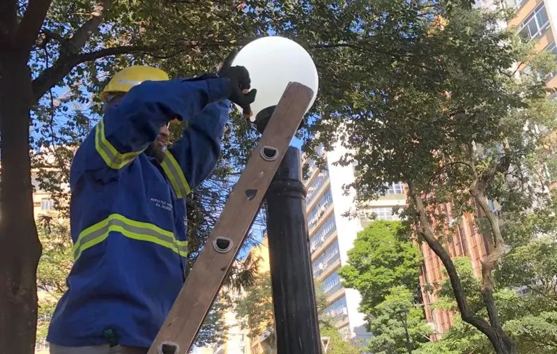 Praça da Bandeira de Londrina ganha novas luminárias em LED