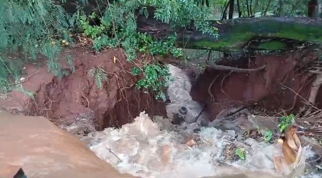 Chuva provoca alagamentos em vários bairros de Londrina; veja fotos