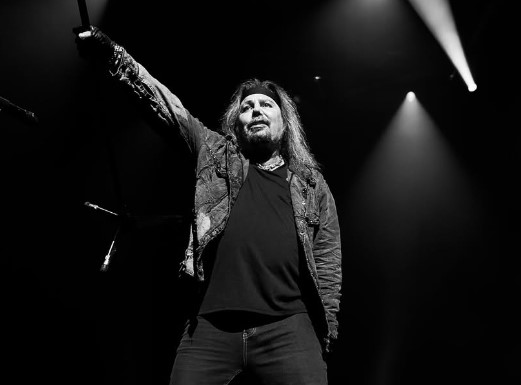 Acidente envolvendo aeronave de Vince Neil deixa uma pessoa morta
