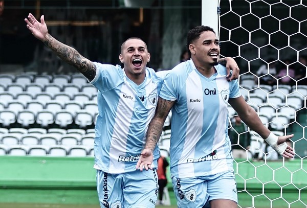 Londrina vence Coritiba por 2 a 0 na estreia do Paranaense