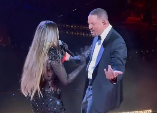 Casado, Will Smith é criticado por beijar cantora durante apresentação