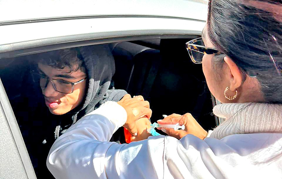 Saúde realiza Drive-Thru de Vacinação Contra a Gripe em frente à Prefeitura