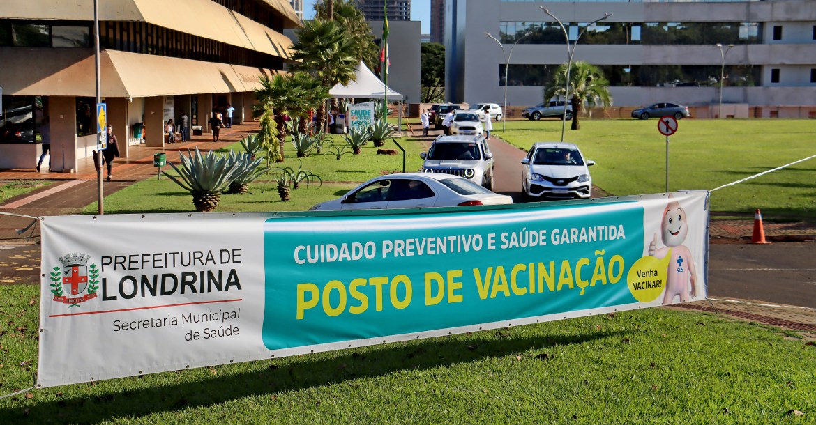 Drive-Thru de vacinação em frente à Prefeitura bate recorde de doses